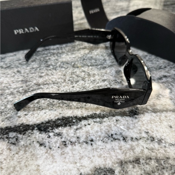 Prada sunglasses with case color black - Picture 4 of 4